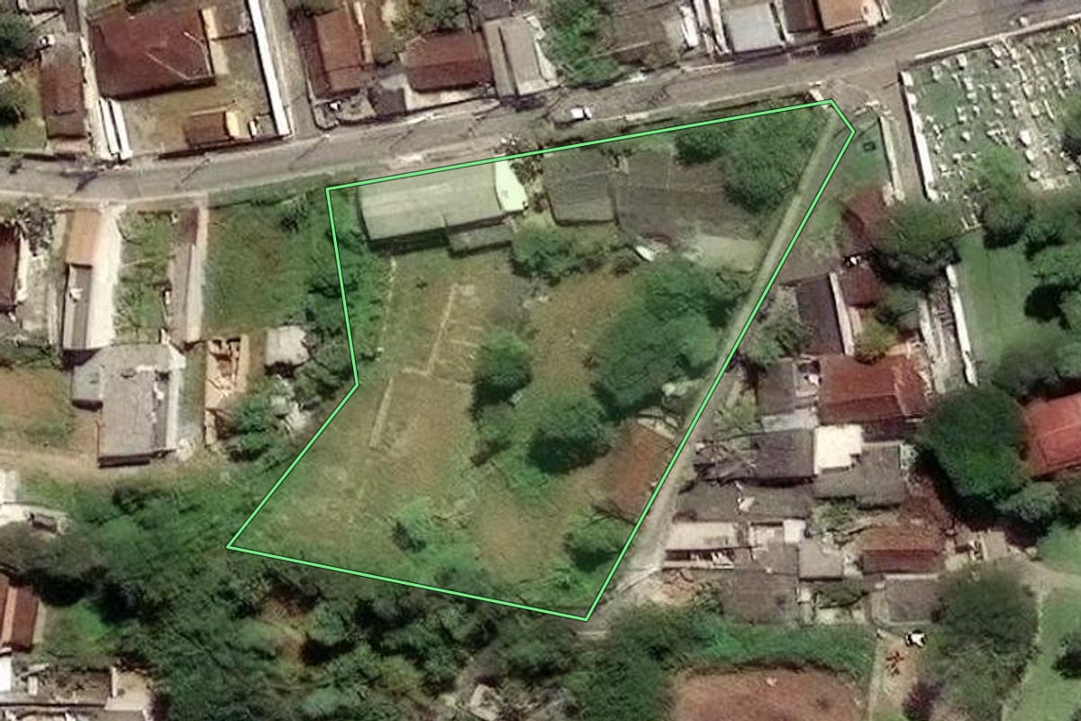 Imagem de satélite do imóvel rural em São Paulo (SP), com o contorno declarado no CAR desenhado por cima.
