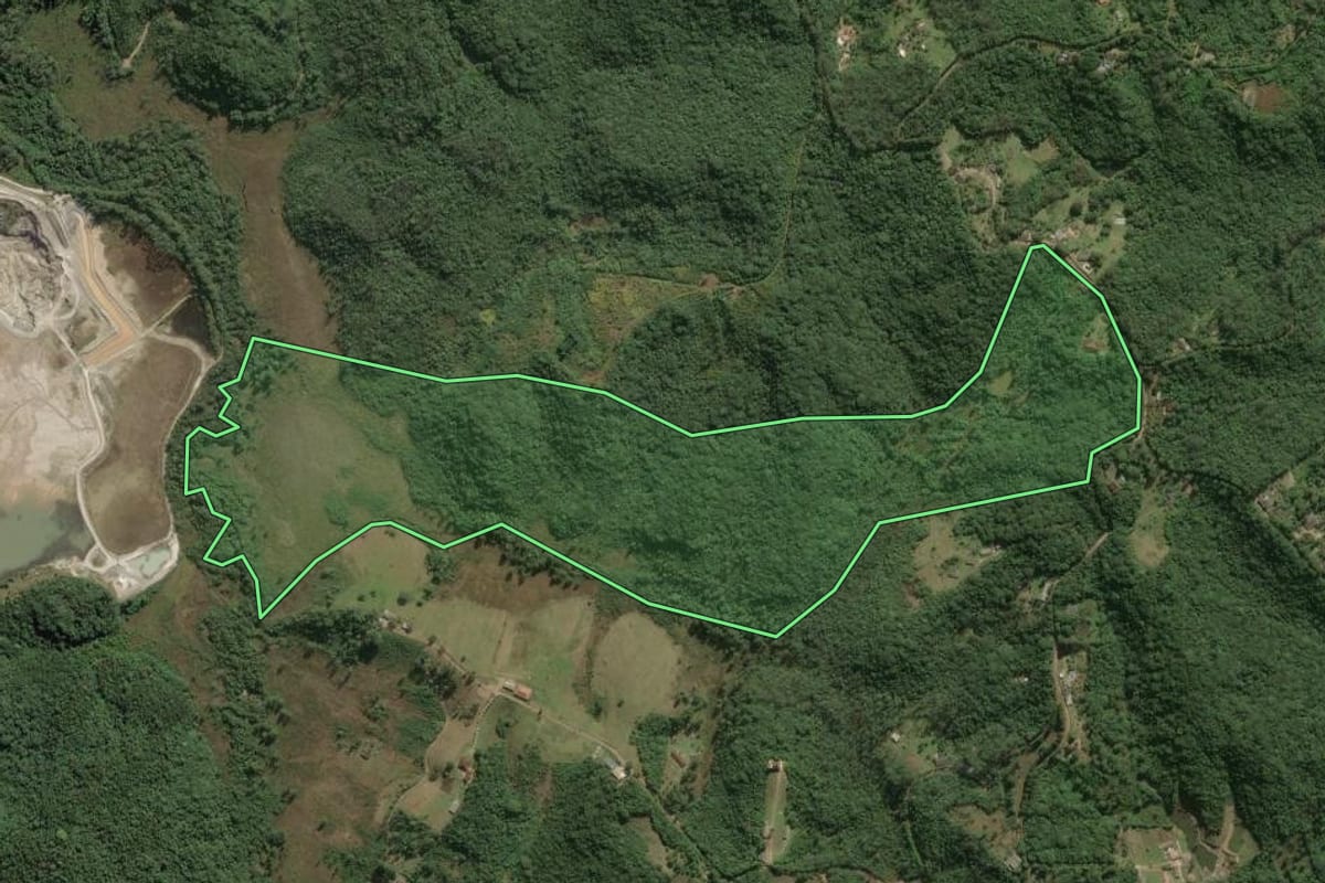 Imagem de satélite do imóvel rural em São Paulo (SP), com o contorno declarado no CAR desenhado por cima.