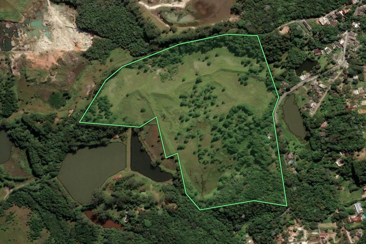 Imagem de satélite do imóvel rural em São Paulo (SP), com o contorno declarado no CAR desenhado por cima.