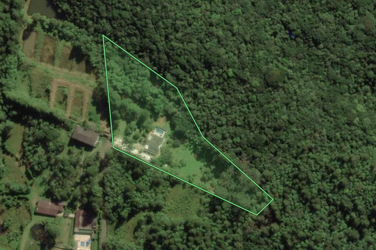 Imagem de satélite do imóvel rural em São Paulo (SP), com o contorno declarado no CAR desenhado por cima.