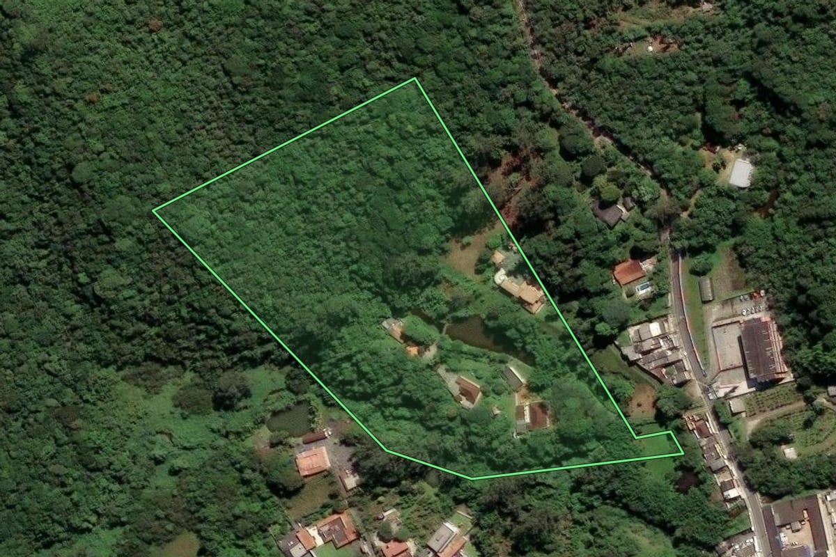 Imagem de satélite do imóvel rural em São Paulo (SP), com o contorno declarado no CAR desenhado por cima.