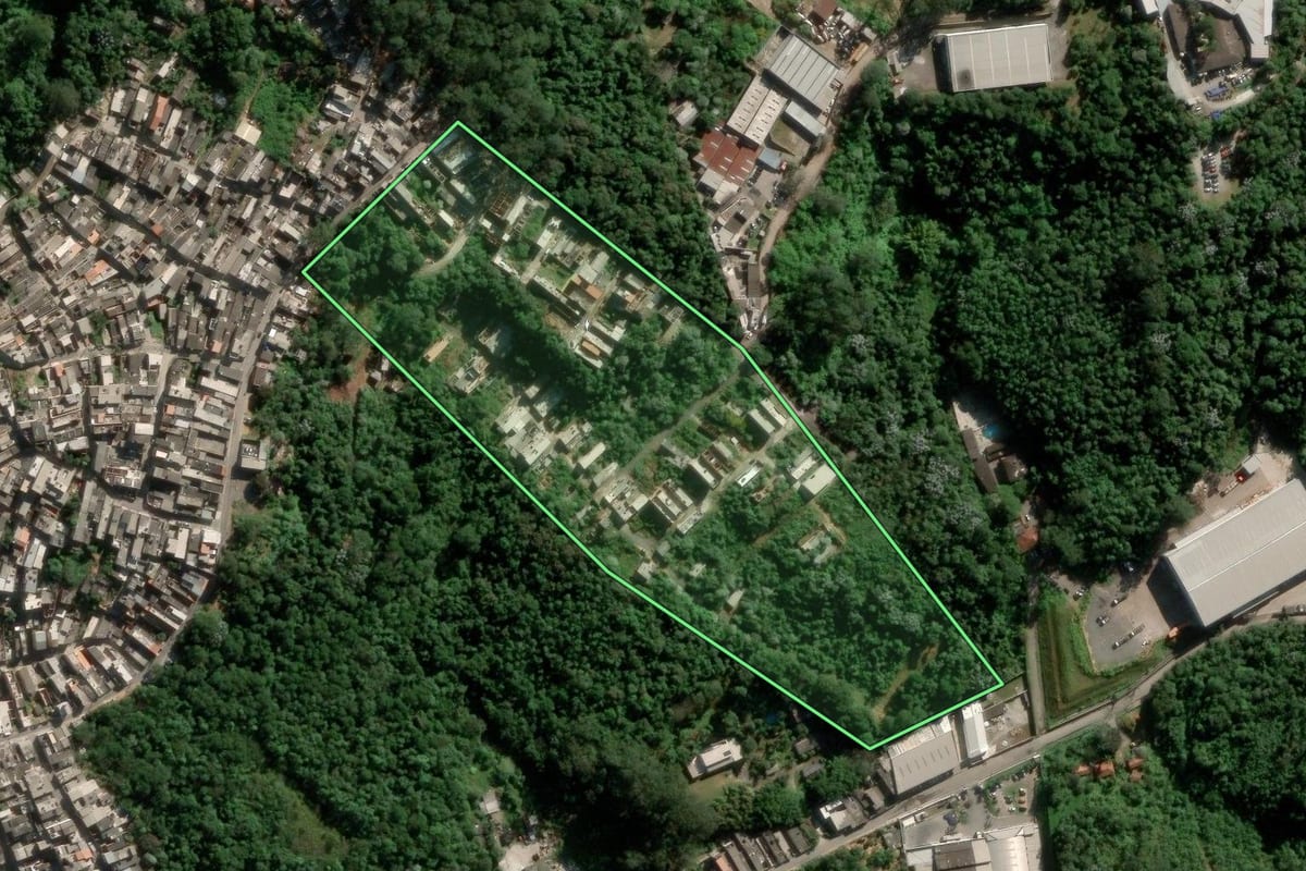 Imagem de satélite do imóvel rural em São Paulo (SP), com o contorno declarado no CAR desenhado por cima.