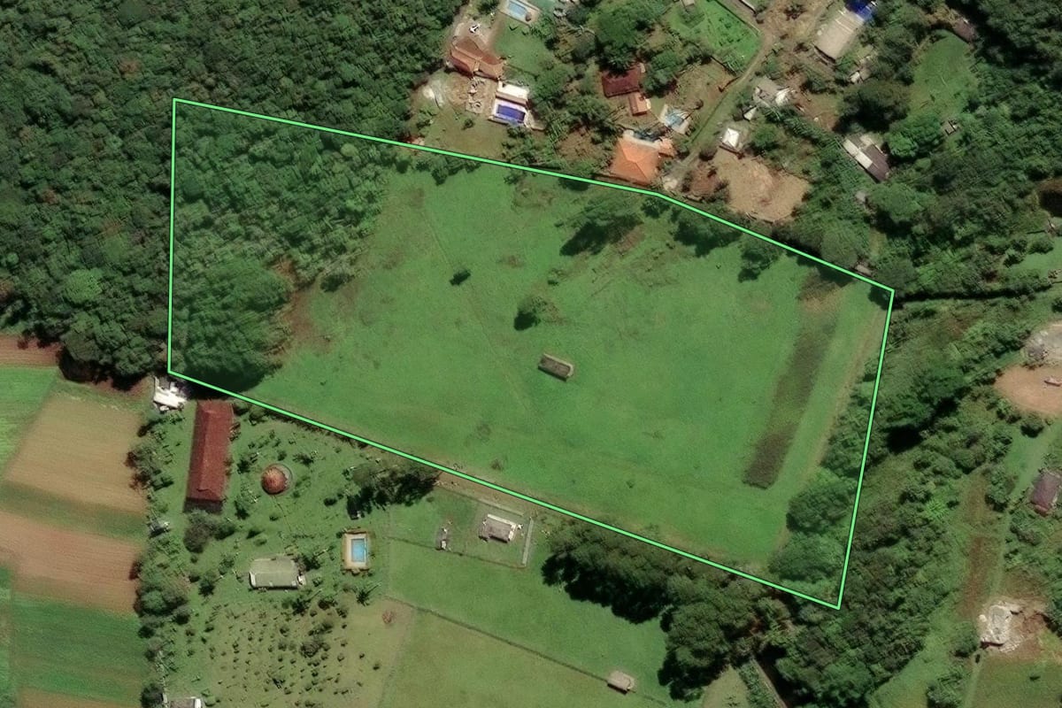 Imagem de satélite do imóvel rural em São Paulo (SP), com o contorno declarado no CAR desenhado por cima.