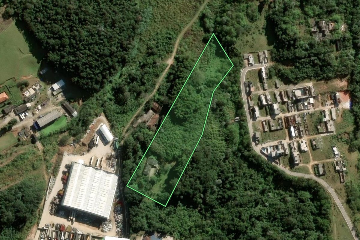 Imagem de satélite do imóvel rural em São Paulo (SP), com o contorno declarado no CAR desenhado por cima.