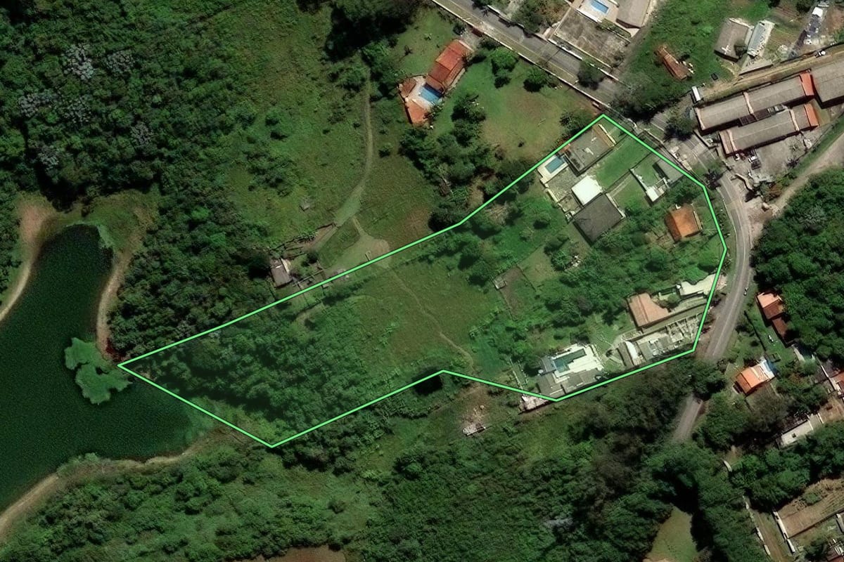 Imagem de satélite do imóvel rural em São Paulo (SP), com o contorno declarado no CAR desenhado por cima.