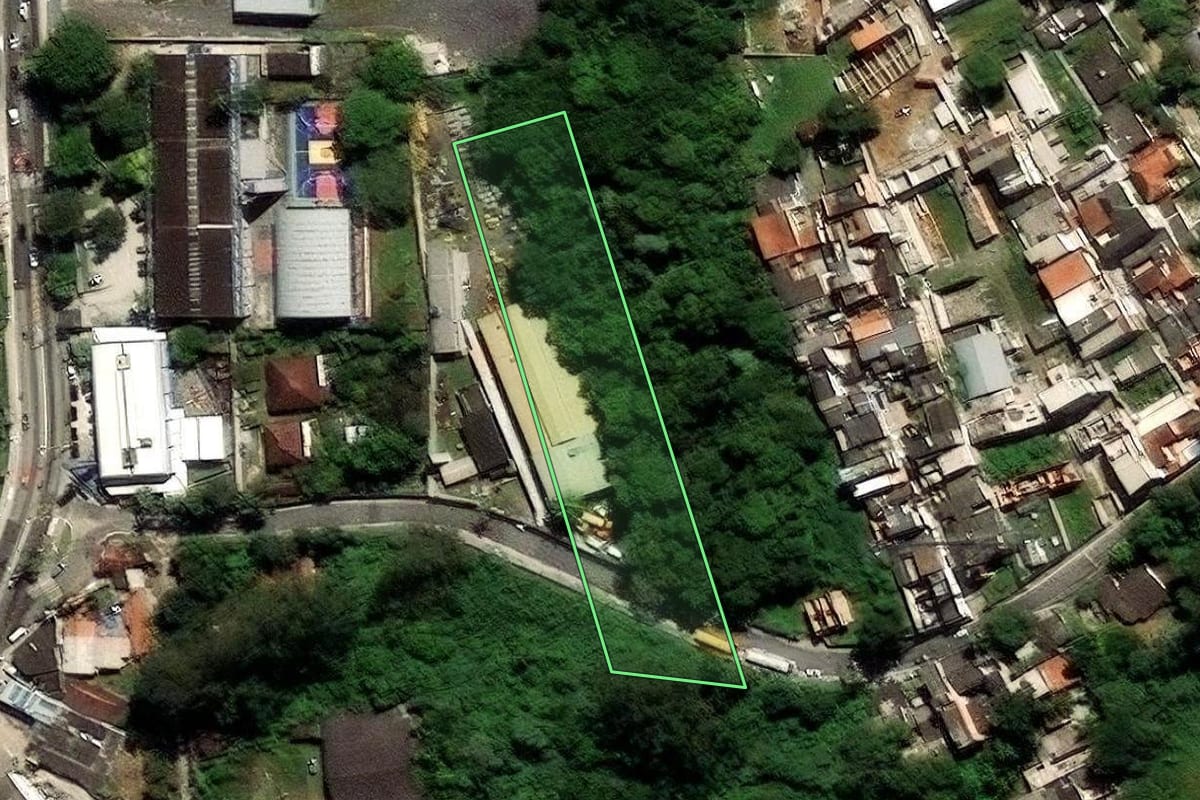 Imagem de satélite do imóvel rural em São Paulo (SP), com o contorno declarado no CAR desenhado por cima.