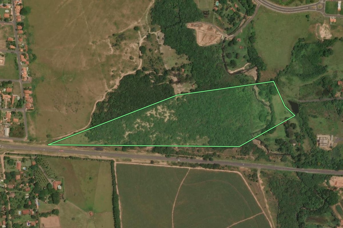 Imagem de satélite do imóvel rural em São Pedro (SP), com o contorno declarado no CAR desenhado por cima.