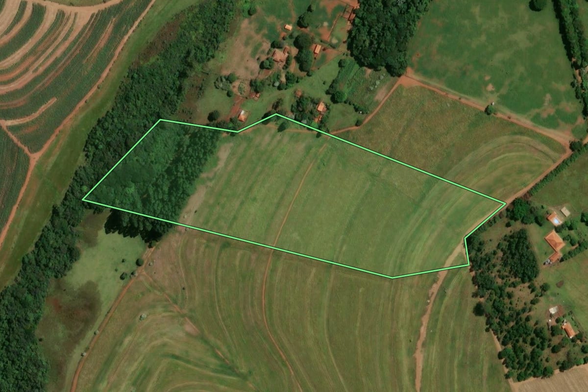 Imagem de satélite do imóvel rural em São Pedro (SP), com o contorno declarado no CAR desenhado por cima.