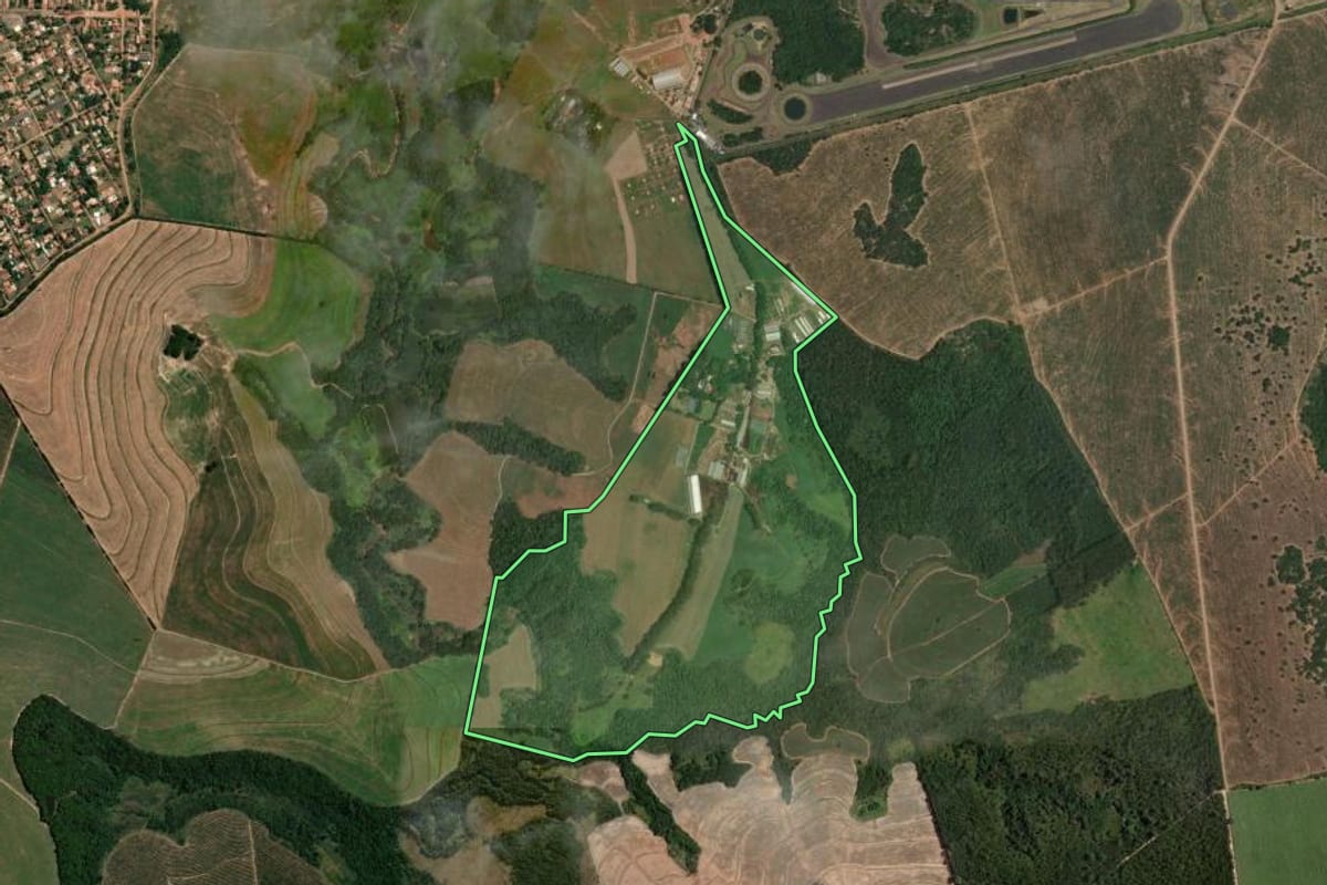 Imagem de satélite do imóvel rural em São Pedro (SP), com o contorno declarado no CAR desenhado por cima.