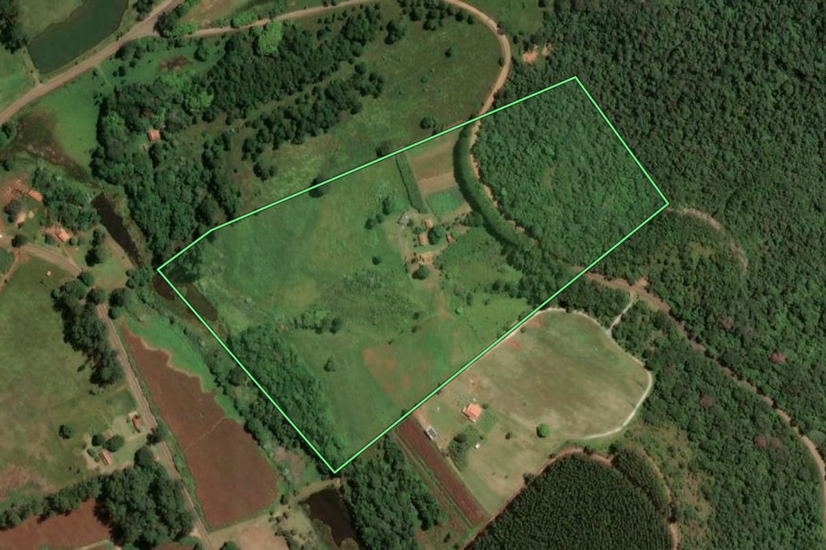 Imagem de satélite do imóvel rural em São Pedro (SP), com o contorno declarado no CAR desenhado por cima.