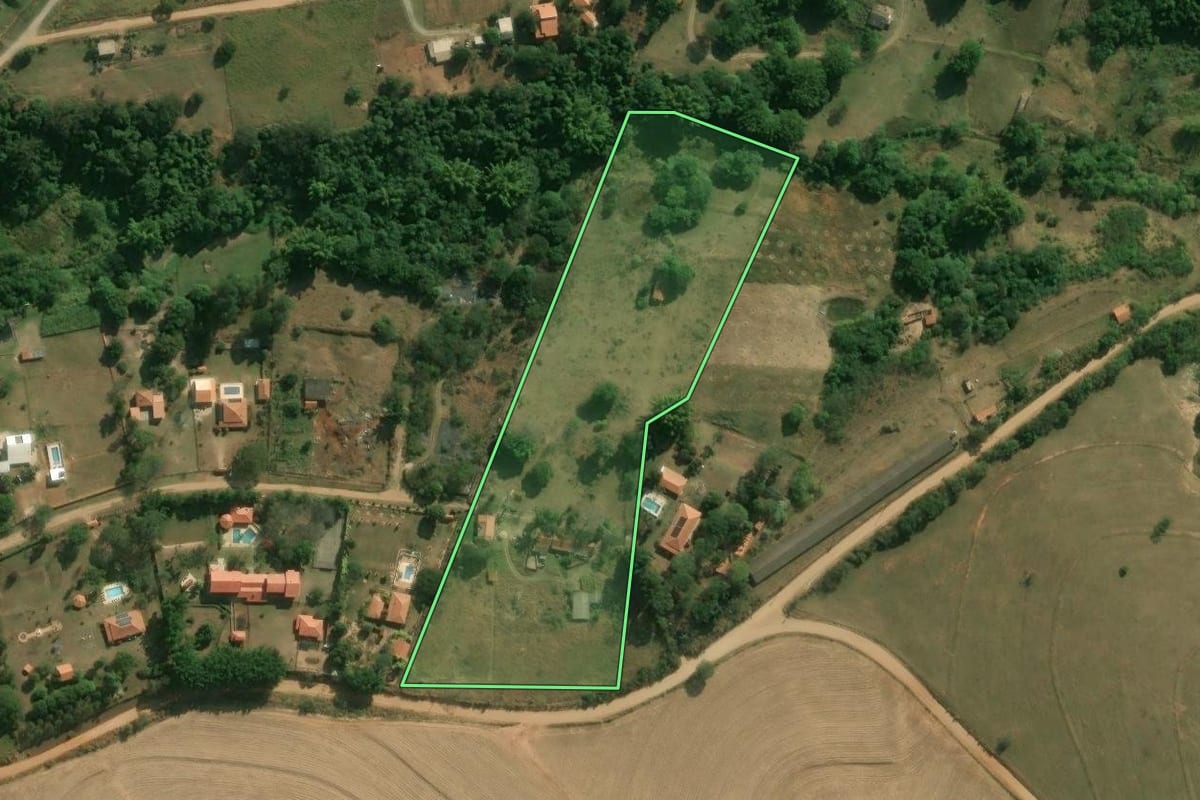 Imagem de satélite do imóvel rural em São Pedro (SP), com o contorno declarado no CAR desenhado por cima.