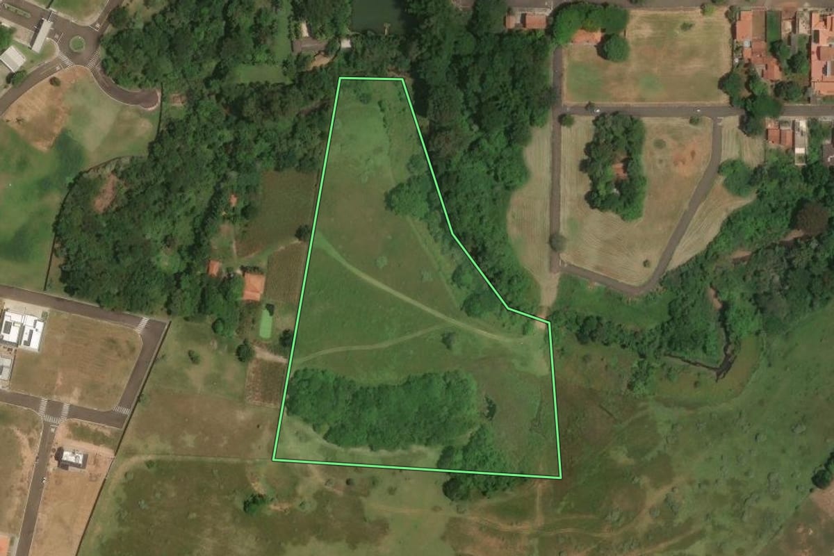Imagem de satélite do imóvel rural em São Pedro (SP), com o contorno declarado no CAR desenhado por cima.