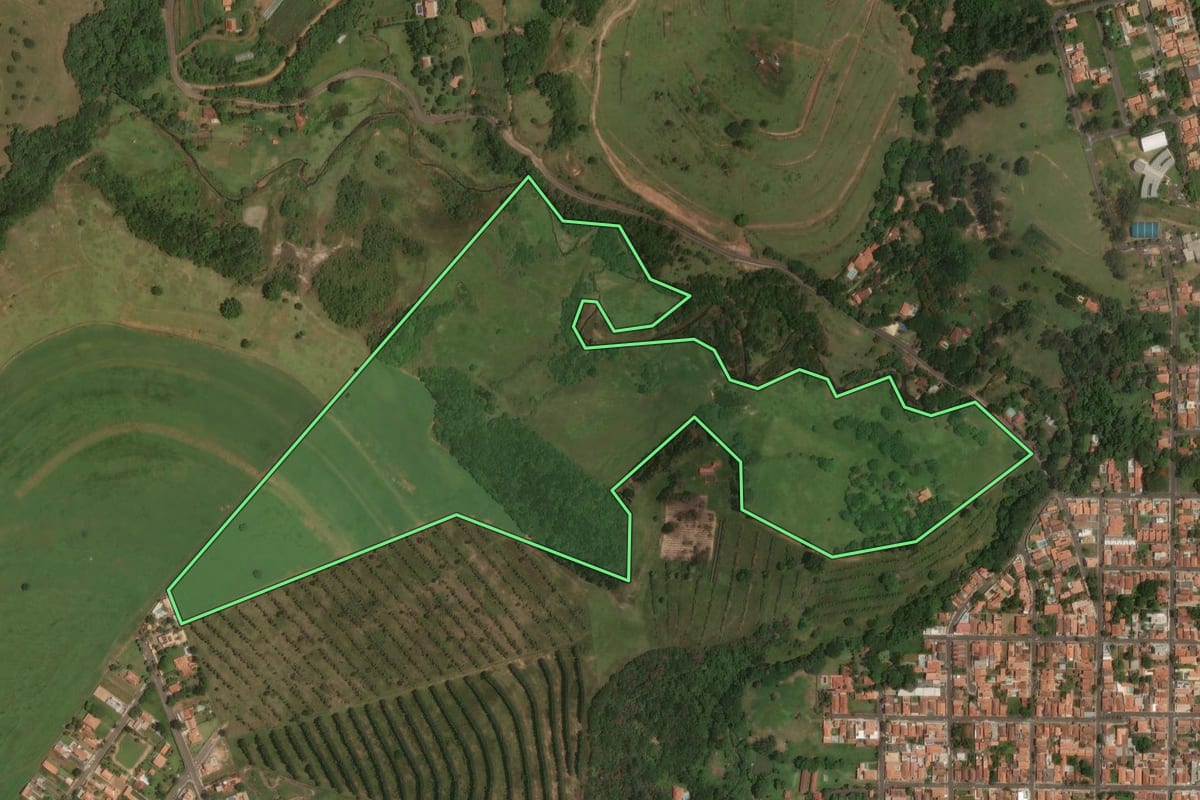 Imagem de satélite do imóvel rural em São Pedro (SP), com o contorno declarado no CAR desenhado por cima.