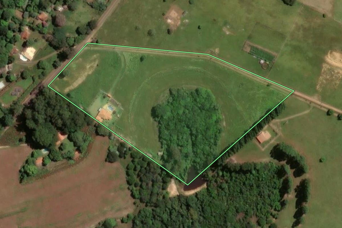 Imagem de satélite do imóvel rural em São Pedro (SP), com o contorno declarado no CAR desenhado por cima.