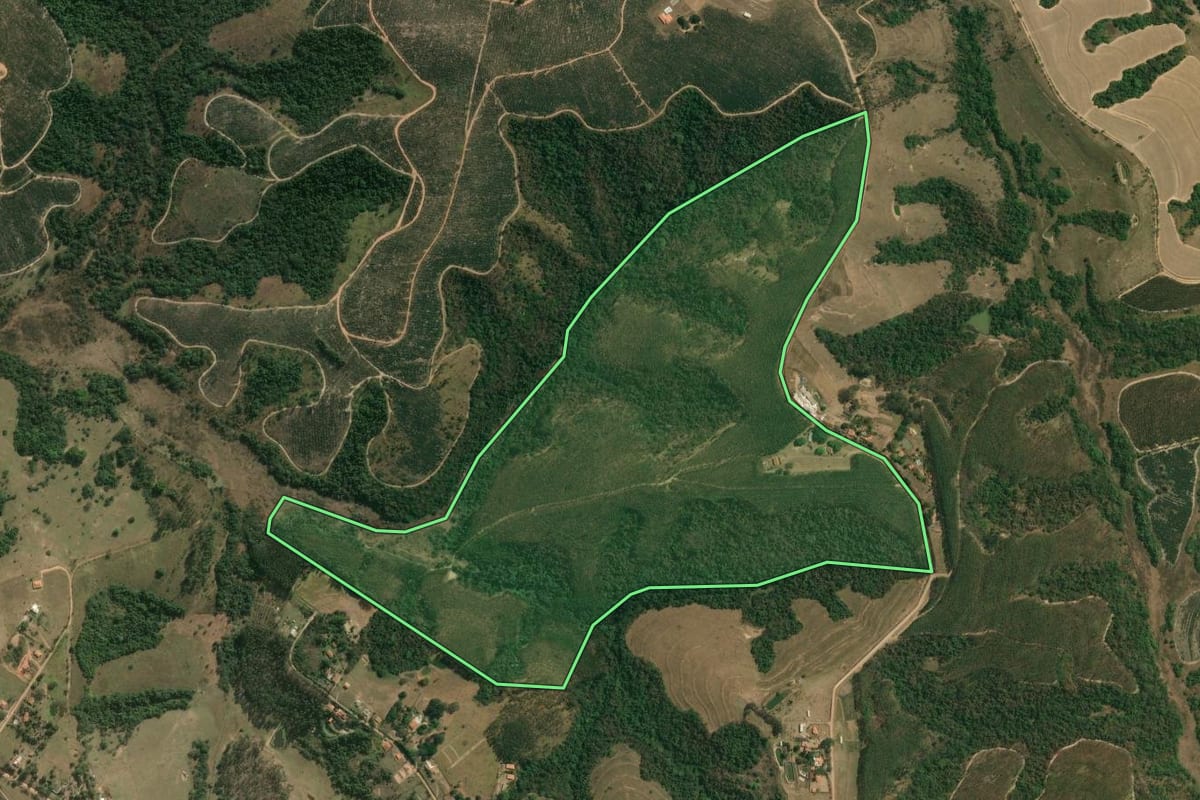 Imagem de satélite do imóvel rural em São Pedro (SP), com o contorno declarado no CAR desenhado por cima.