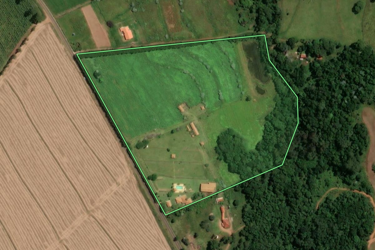 Imagem de satélite do imóvel rural em São Pedro (SP), com o contorno declarado no CAR desenhado por cima.