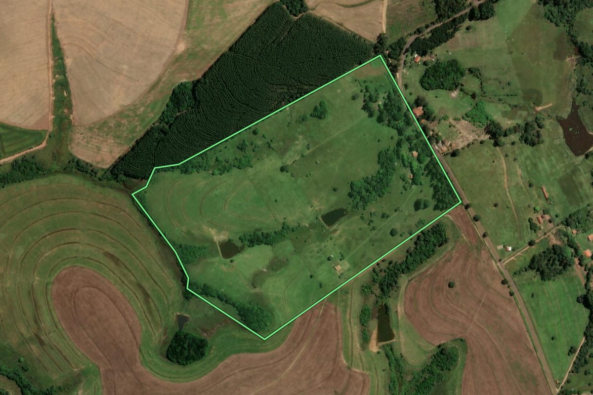 Imagem de satélite do imóvel rural em São Pedro (SP), com o contorno declarado no CAR desenhado por cima.