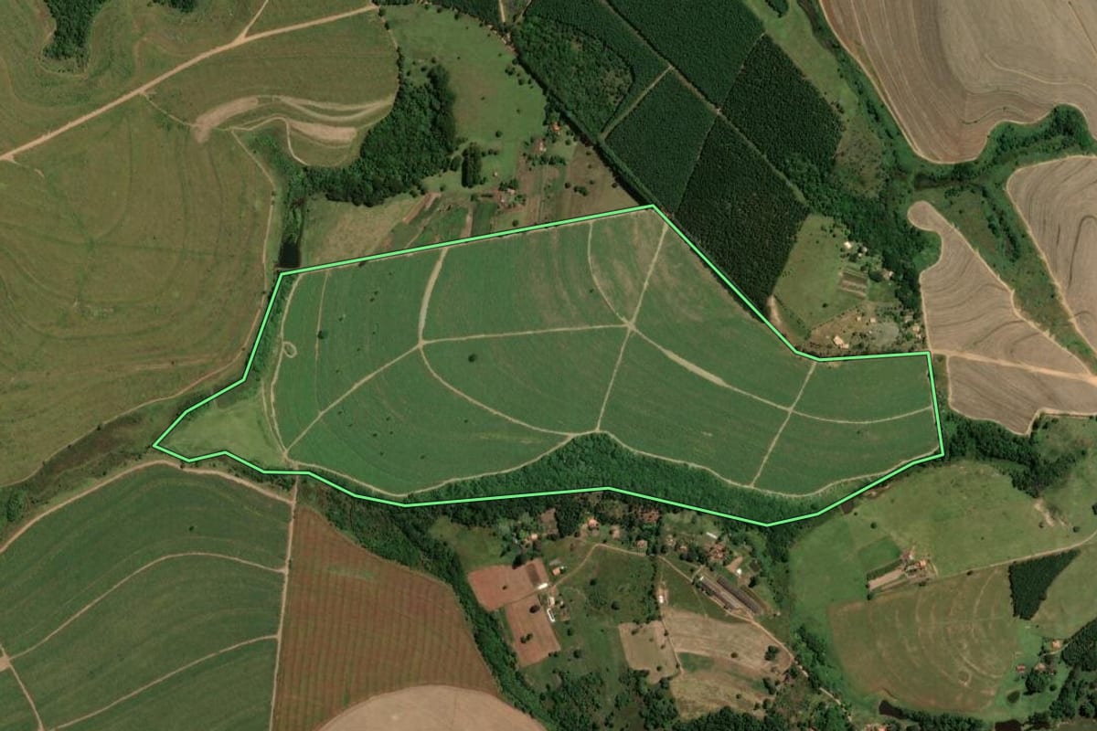 Imagem de satélite do imóvel rural em São Pedro (SP), com o contorno declarado no CAR desenhado por cima.