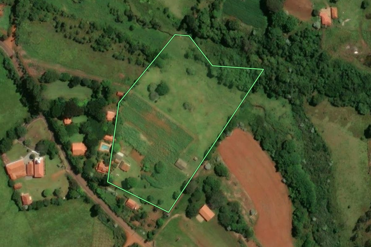 Imagem de satélite do imóvel rural em São Pedro (SP), com o contorno declarado no CAR desenhado por cima.