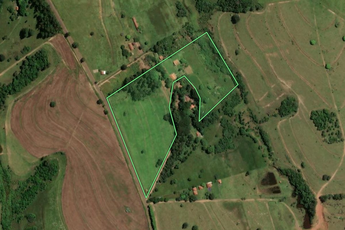 Imagem de satélite do imóvel rural em São Pedro (SP), com o contorno declarado no CAR desenhado por cima.