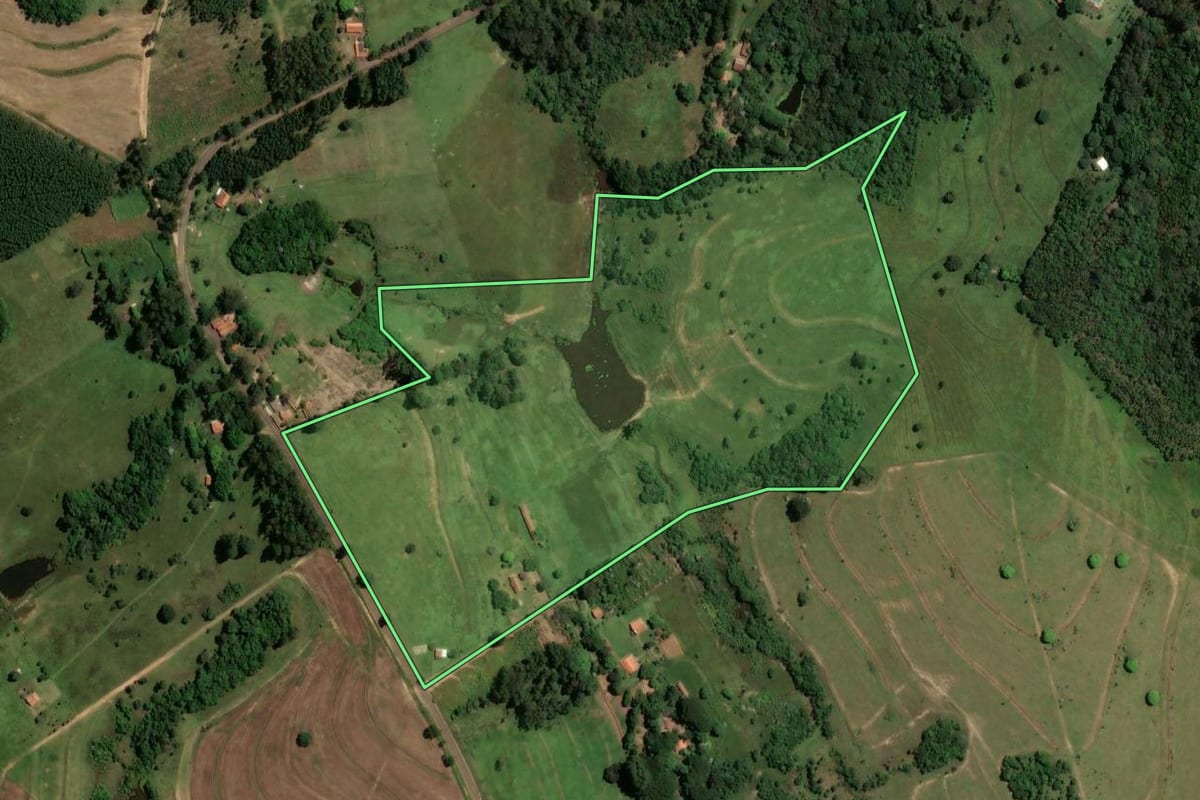 Imagem de satélite do imóvel rural em São Pedro (SP), com o contorno declarado no CAR desenhado por cima.