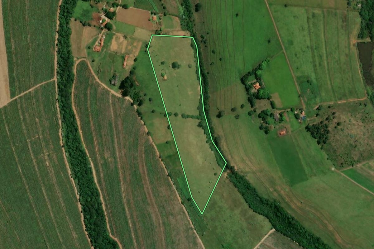 Imagem de satélite do imóvel rural em São Pedro (SP), com o contorno declarado no CAR desenhado por cima.