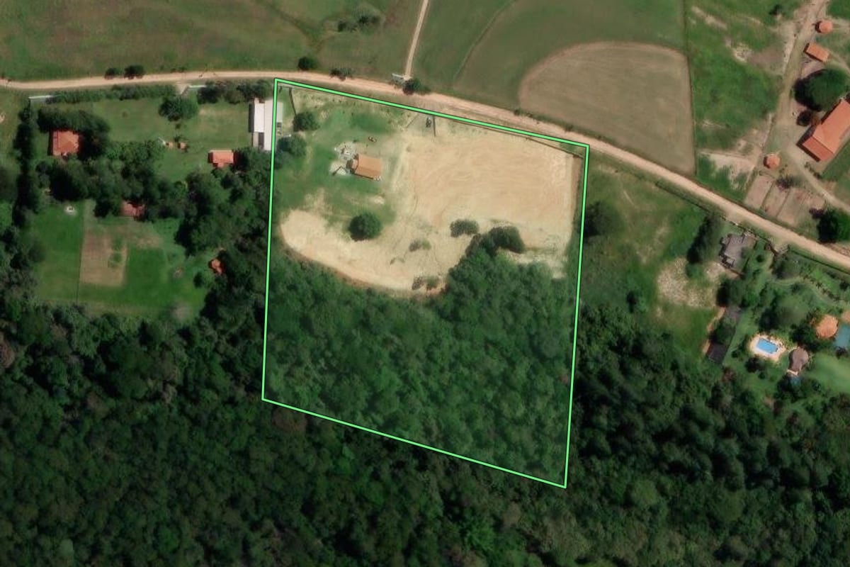 Imagem de satélite do imóvel rural em São Pedro (SP), com o contorno declarado no CAR desenhado por cima.