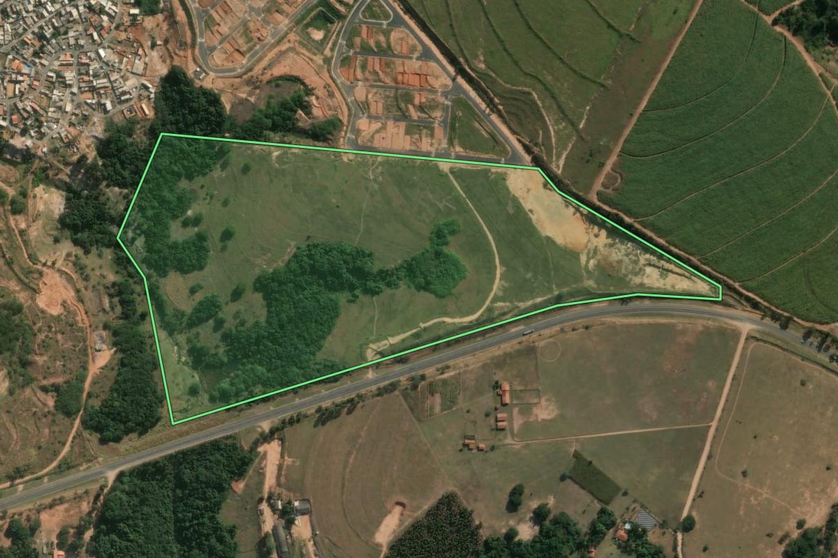 Imagem de satélite do imóvel rural em São Pedro (SP), com o contorno declarado no CAR desenhado por cima.