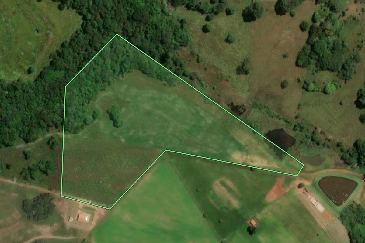 Imagem de satélite do imóvel rural em São Pedro (SP), com o contorno declarado no CAR desenhado por cima.