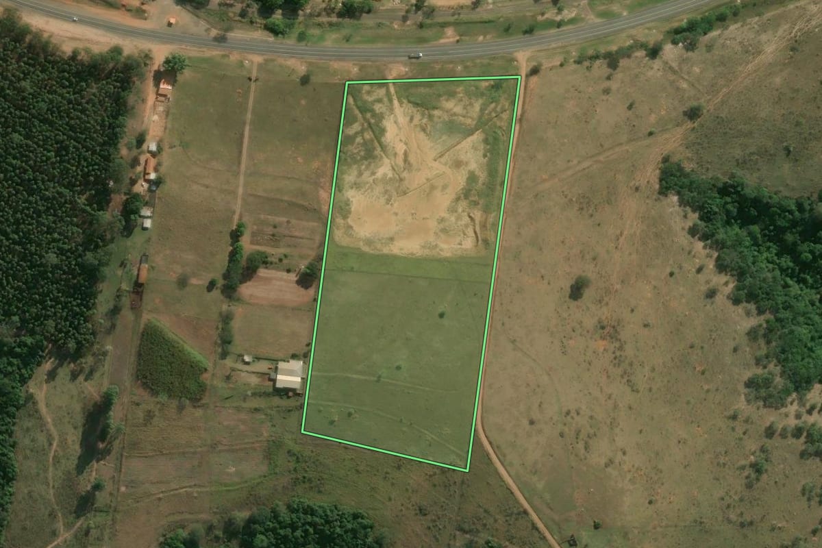 Imagem de satélite do imóvel rural em São Pedro (SP), com o contorno declarado no CAR desenhado por cima.
