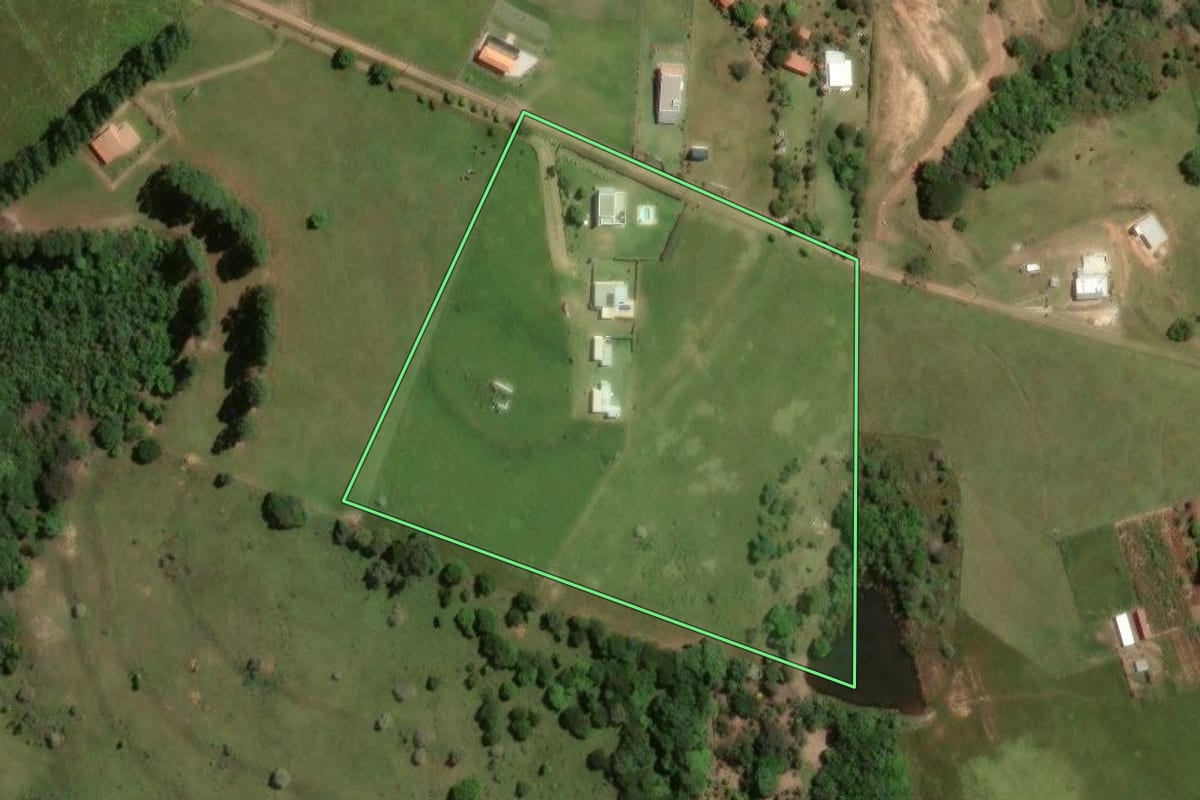 Imagem de satélite do imóvel rural em São Pedro (SP), com o contorno declarado no CAR desenhado por cima.