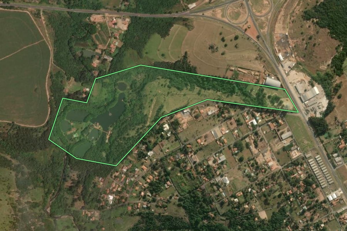 Imagem de satélite do imóvel rural em São Pedro (SP), com o contorno declarado no CAR desenhado por cima.