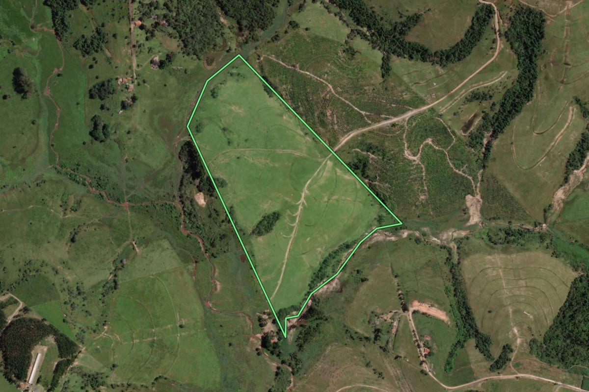Imagem de satélite do imóvel rural em São Pedro (SP), com o contorno declarado no CAR desenhado por cima.