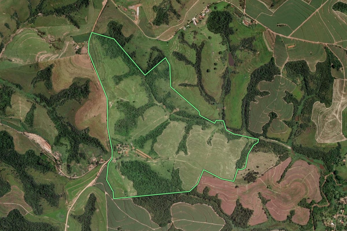 Imagem de satélite do imóvel rural em São Pedro (SP), com o contorno declarado no CAR desenhado por cima.