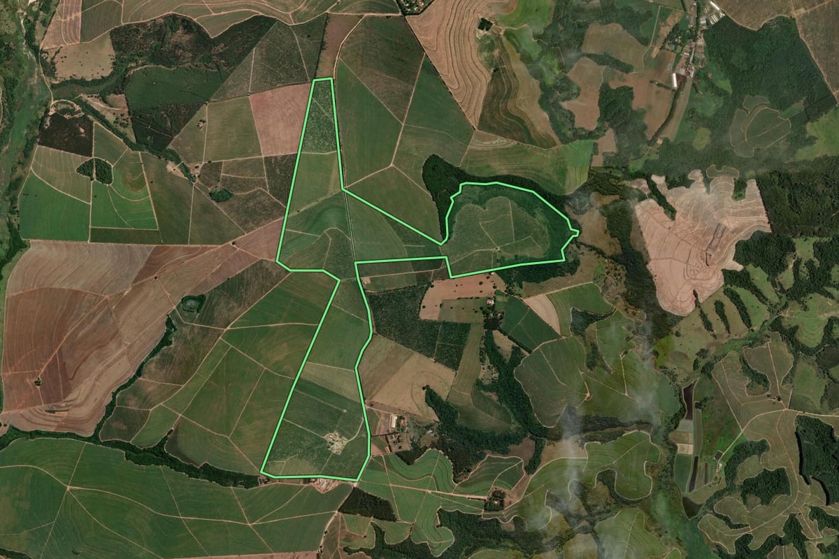 Imagem de satélite do imóvel rural em São Pedro (SP), com o contorno declarado no CAR desenhado por cima.