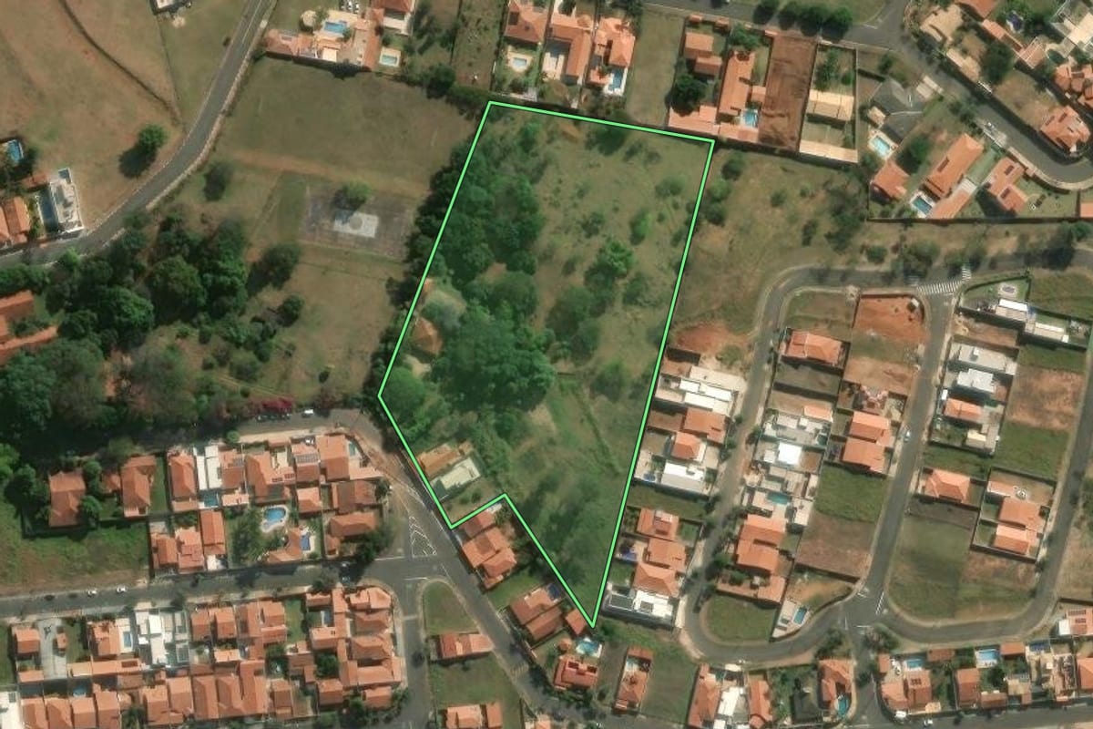 Imagem de satélite do imóvel rural em São Pedro (SP), com o contorno declarado no CAR desenhado por cima.
