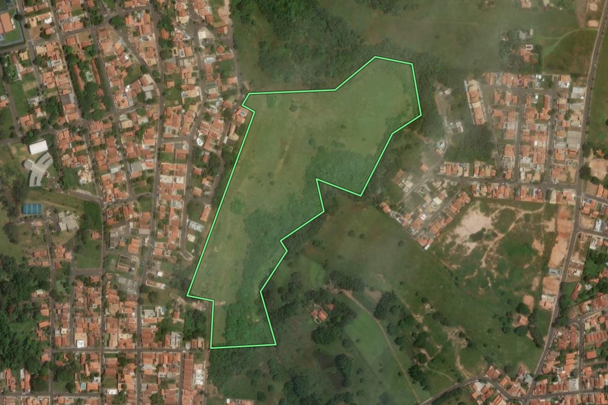 Imagem de satélite do imóvel rural em São Pedro (SP), com o contorno declarado no CAR desenhado por cima.