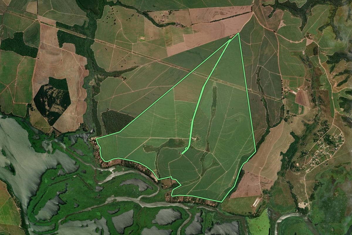 Imagem de satélite do imóvel rural em São Pedro (SP), com o contorno declarado no CAR desenhado por cima.