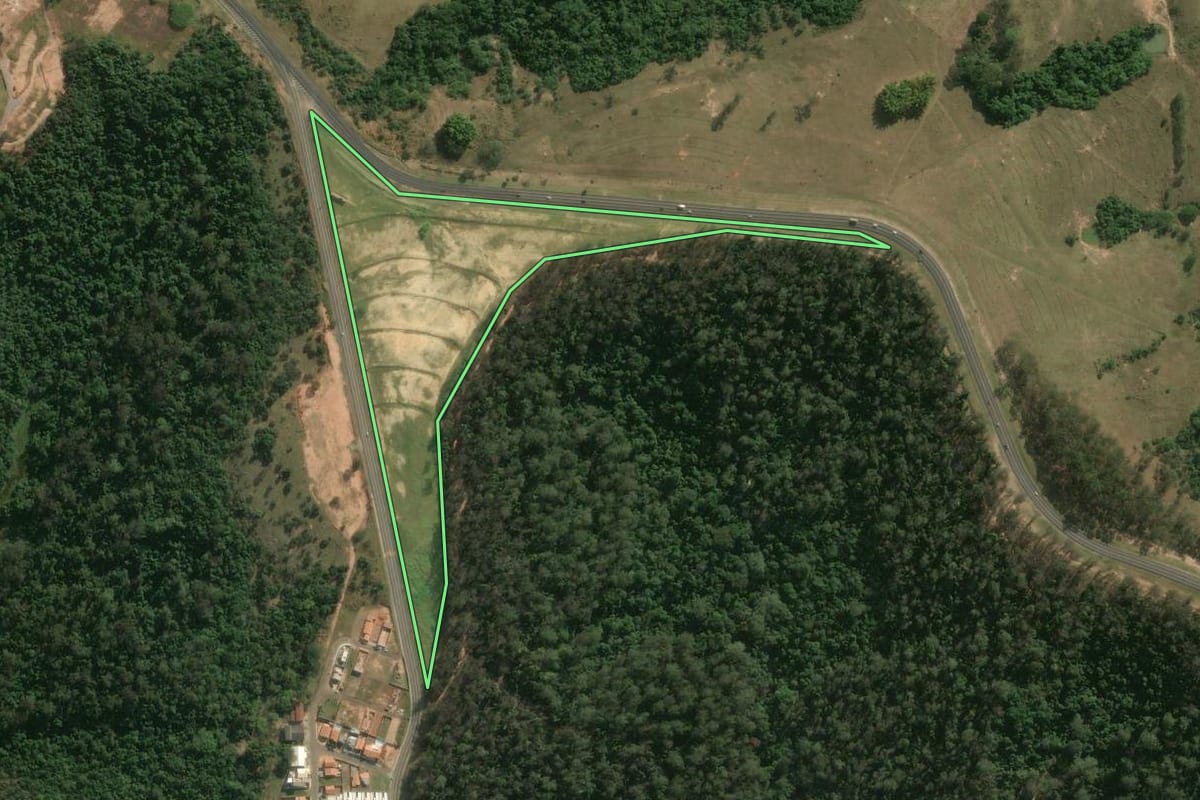 Imagem de satélite do imóvel rural em São Pedro (SP), com o contorno declarado no CAR desenhado por cima.
