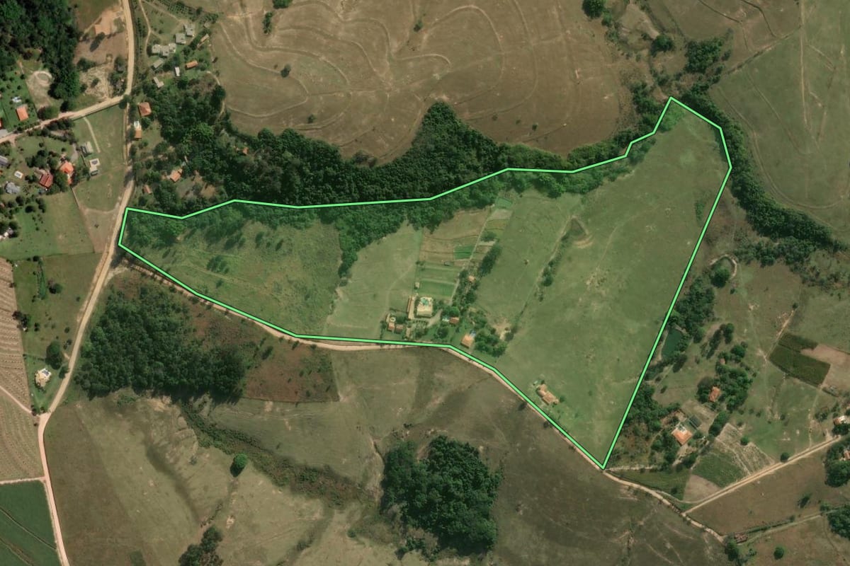 Imagem de satélite do imóvel rural em São Pedro (SP), com o contorno declarado no CAR desenhado por cima.
