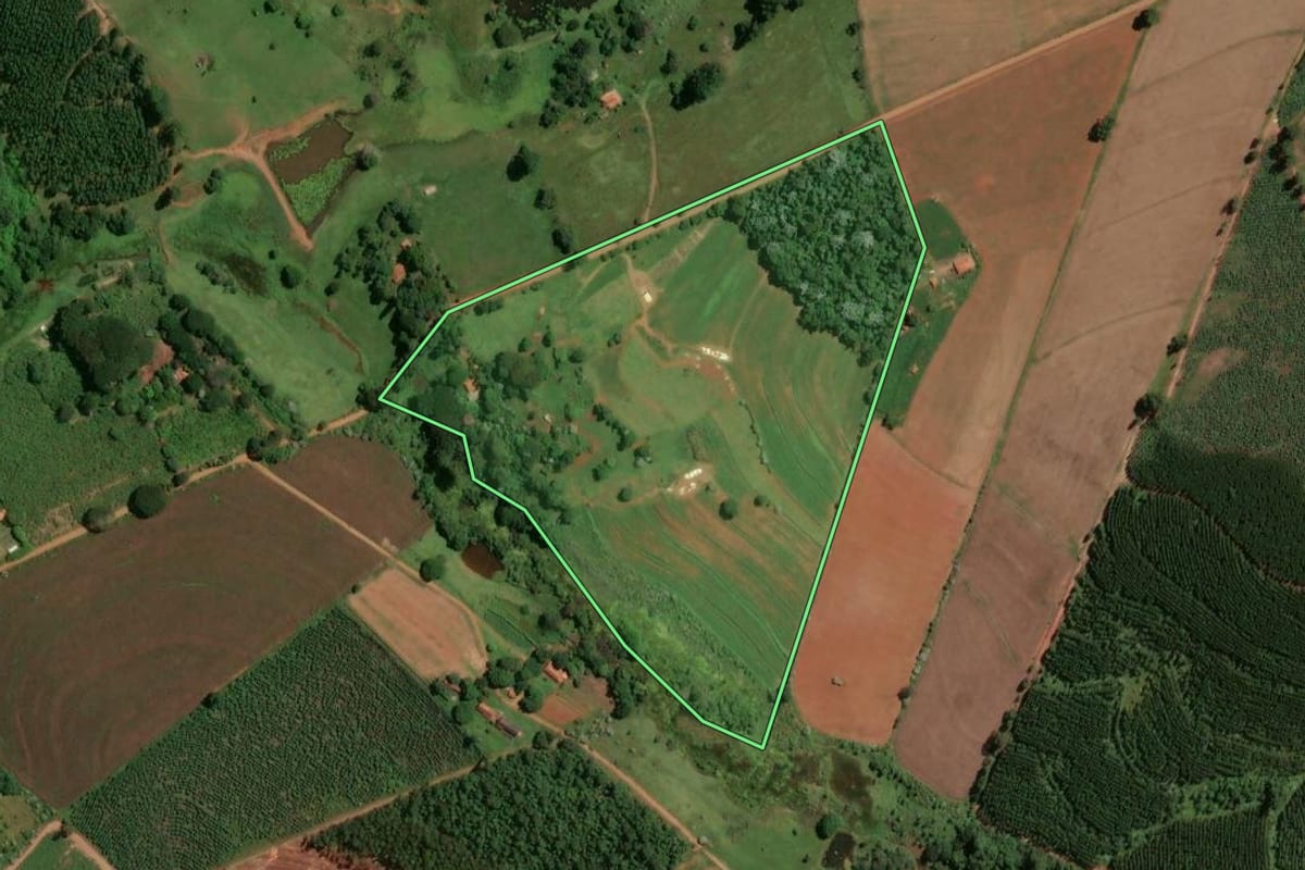 Imagem de satélite do imóvel rural em São Pedro (SP), com o contorno declarado no CAR desenhado por cima.