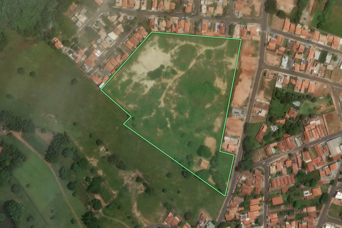 Imagem de satélite do imóvel rural em São Pedro (SP), com o contorno declarado no CAR desenhado por cima.