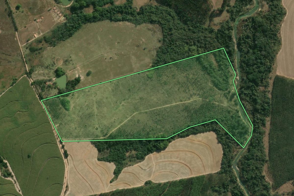 Imagem de satélite do imóvel rural em São Pedro (SP), com o contorno declarado no CAR desenhado por cima.