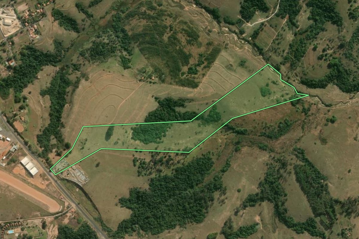 Imagem de satélite do imóvel rural em São Pedro (SP), com o contorno declarado no CAR desenhado por cima.