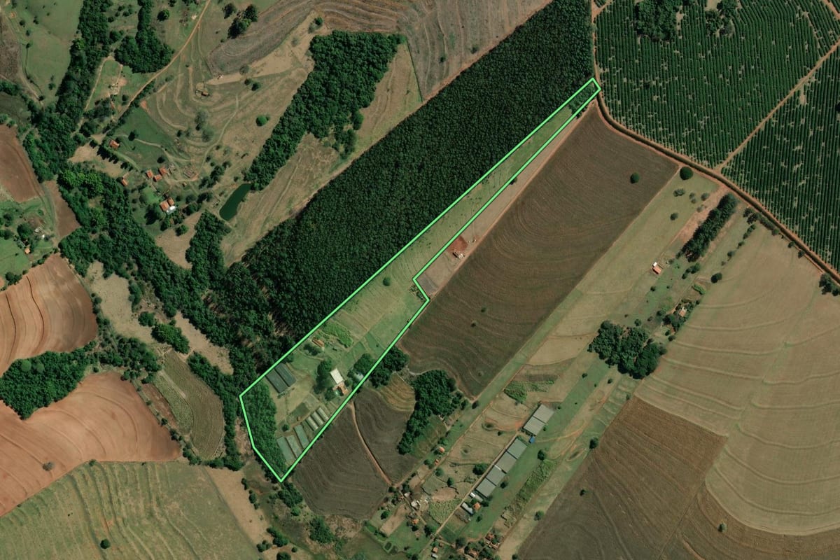 Imagem de satélite do imóvel rural em São Pedro do Turvo (SP), com o contorno declarado no CAR desenhado por cima.