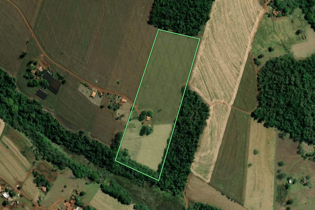 Imagem de satélite do imóvel rural em São Pedro do Turvo (SP), com o contorno declarado no CAR desenhado por cima.