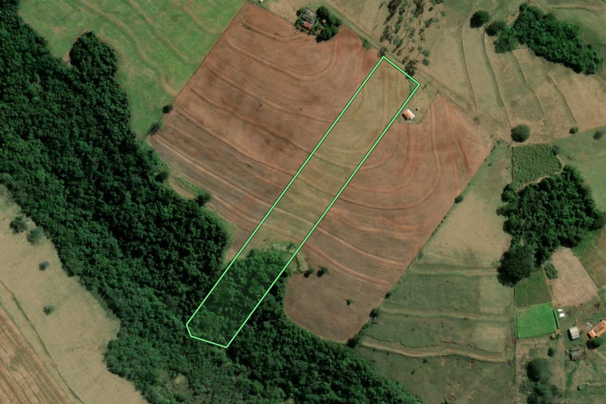 Imagem de satélite do imóvel rural em São Pedro do Turvo (SP), com o contorno declarado no CAR desenhado por cima.
