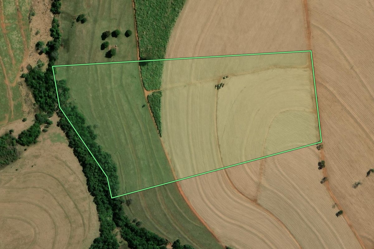 Imagem de satélite do imóvel rural em São Pedro do Turvo (SP), com o contorno declarado no CAR desenhado por cima.