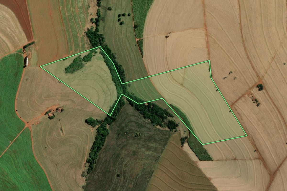 Imagem de satélite do imóvel rural em São Pedro do Turvo (SP), com o contorno declarado no CAR desenhado por cima.