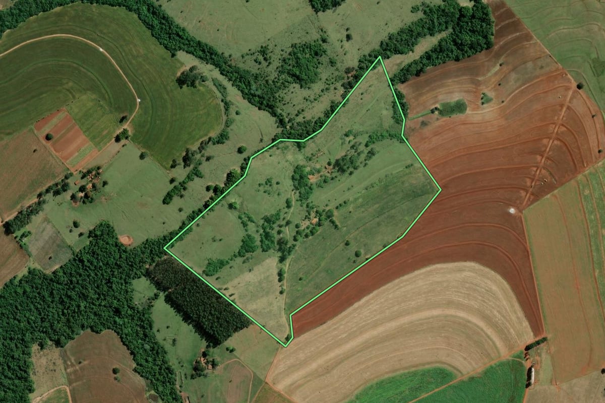 Imagem de satélite do imóvel rural em São Pedro do Turvo (SP), com o contorno declarado no CAR desenhado por cima.
